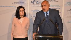 Борисов се надява на "разумен изход от тази тема". Вицепремиерът Меглена Кунева припомни, че е необходимо да се въведе електронно гласуване, за да може всички български граждани да упражнят правото си на вот.