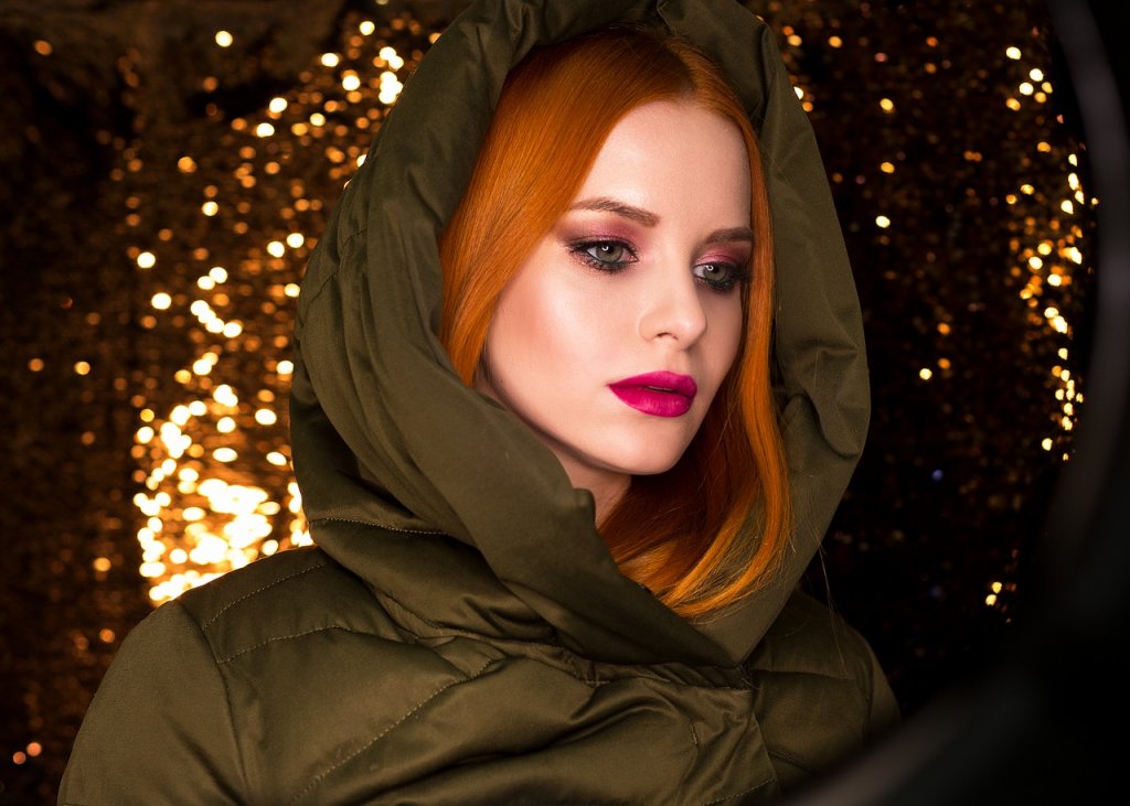 Често дамите избягват да носят шапка, за да не развалят косата или грима си или пък да не попречи на обеците им. Но човек губи най-много от топлината си, ако му е студено на главата, макар някои учени да оборват това схващане.
Практичен вариант за дамите, които не обичат челото и ушите им да замръзват през зимата, е да изберат палто или яке с удобна качулка, която ще е далеч по-щадящ вариант за грима или косата. За есен-зима тази година остават актуални шушляковите якета, като те може да са двете крайности: или да са до над коляното, обемни и широки, или да са къси и прибрани.