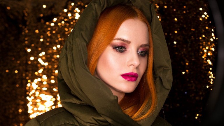 Често дамите избягват да носят шапка, за да не развалят косата или грима си или пък да не попречи на обеците им. Но човек губи най-много от топлината си, ако му е студено на главата, макар някои учени да оборват това схващане.
Практичен вариант за дамите, които не обичат челото и ушите им да замръзват през зимата, е да изберат палто или яке с удобна качулка, която ще е далеч по-щадящ вариант за грима или косата. За есен-зима тази година остават актуални шушляковите якета, като те може да са двете крайности: или да са до над коляното, обемни и широки, или да са къси и прибрани.