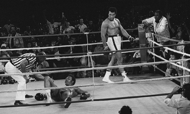 Една от най-емблематичните снимки в историята на бокса - Али току-що е нокаутирал Джордж Форман 