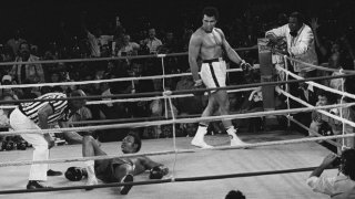 Една от най-емблематичните снимки в историята на бокса - Али току-що е нокаутирал Джордж Форман 