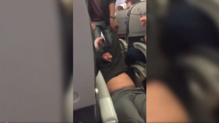 Извлякоха насила пътник от препълнен самолет (Видео)