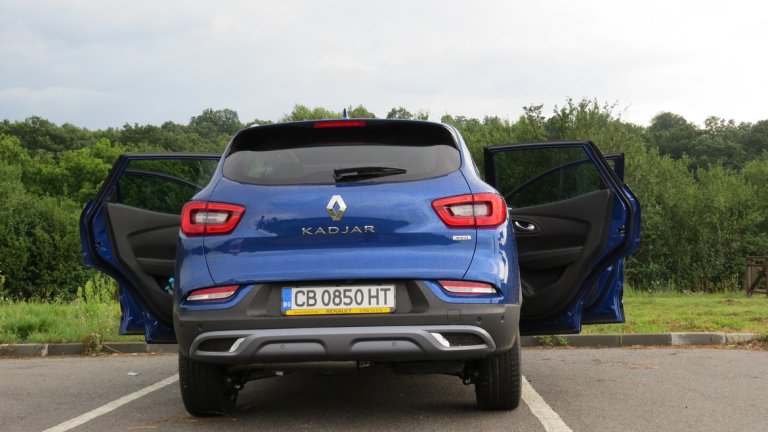 Управлението на електрическите странични огледала и импулсните прозорци вече се намират на един и същ панел на вратата, снабден с осветление за нощно ползване.