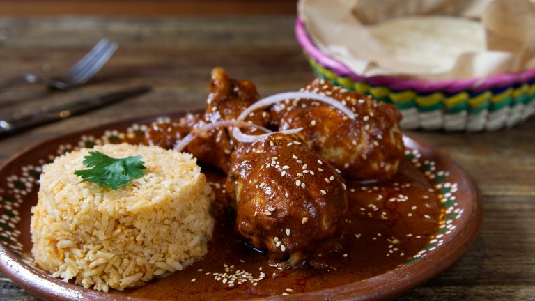 Пиле МолеПиле с шоколад - мексиканците знаят как. Запържете пилешко по ваш избор - бутчета, крилца или филе и извадете в чиния. В същия тиган запържете една голяма глава лук, нарязана на ситно, подправен с лют червен пипер, куркума, кимион и сух кориандър. След това изсипвате 400 грама домати от консерва и чаша пилешки бульон и варите до сгъстяване.
Изпечете пилето до готовност за 25-30 минути и го разпределете в чиниите, в които ще сервирате. Загрейте отново соса и в него прибавете 80 грама висококачествен черен шоколад, изчакайте да се разтопи и пасирайте до гладкост. Залейте пилешкото със соса и поръсете със сусам. Сервирайте с картофено пюре или ориз.