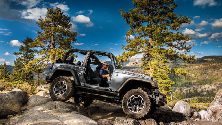 Jeep Wrangler/ Wrangler Unliminted (2012-та-2014-та) Макар и да е далеч от елегантността на предишните модели кабриолети в галерията, този джип е най-устойчивия модел от всички. Със стандартното окачване 4x4 и с множество достъпни допълнителни аксесоари, този джип е любимият на  всички авантюристи и любители на офроуда. Стандартният Wrangler е с две врати, а Wrangler Unliminted се предлага с 4 врати