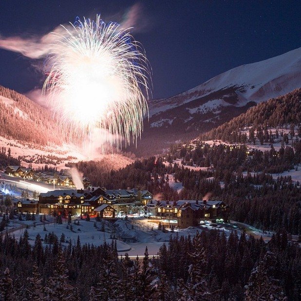 Yellowstone Club
Сред членовете на този ексклузивен голф и ски клуб (според слуховете) са Бил Гейтс и Питър Чернин. Разположен северно от едноименния национален парк в Биг Скай, Монтана, Yellowstone Club е раят за всеки богаташ-любител на развлеченията на открито.Наскоро стартиралата програма "Световно членство" си партнира с други ексклузивни международни институции като голф игрището St. Andrew's и осигурява достъп до яхти и самолети Gulfstream за своите (дори още по-елитни) членове. Yellowstone Club може и да не взема предвид произхода толкова, колкото го правят някои от европейските клубове, но пък не може да му се отрече високата летва като финансови условия: първоначалният депозит за членство сам по себе си ще ви струва 300 000 долара