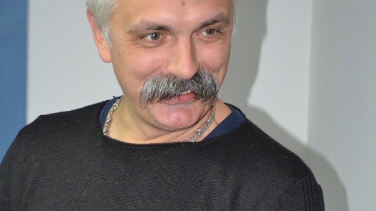Дмитро Корчински ръководи батальон доброволци, които официално помагат на украинското правителство да овладее бунтовническата криза в източните провинции.