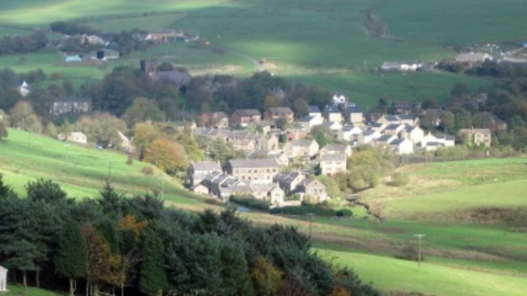 8. Селото Деншоу – най-неприятното място на света
Става дума за село с едва 500 жители, намиращо се северно от Манчестър, Великобритания. През 2008 г. обаче някой променя страницата за него в Wikipedia, разказвайки една буквално мрачна история. Тя гласи, че в Деншоу слънцето свети само 4 часа през деня заради хълмовете около селото. Освен това всичките му жители били с наднормено тегло и външни лица не го посещавали особено след масова зараза с тения през 98-а.