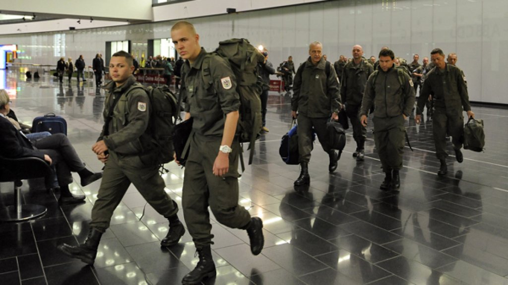 AUSTRIAN SOLDIERS RETURN TO VIENNA AIRPORT