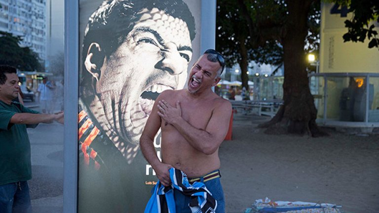 Чудовище Суарес хапе фенове на Копакабана