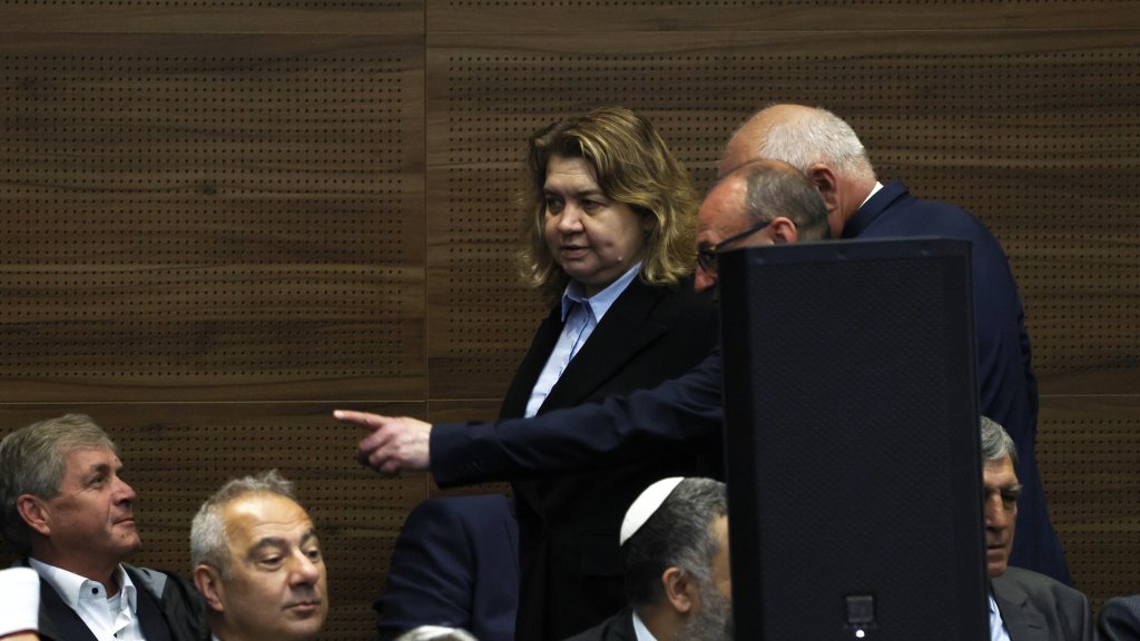 Познати лица сред трибуните.