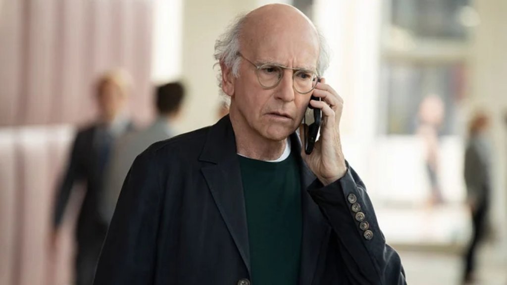 Лари Дейвид в "Укроти топката" (Curb Your Enthusiasm)
Комикът Лари Дейвид, популярен като създател на комедийната класика "Зайнфелд", превърна това да играеш себе си в изкуство. В поредицата на HBO той представя живота си като полупенсиониран сценарист и продуцент в Лос Анджелис, който трябва да се справя с приетите от обществото - но не толкова от него - социални ситуации и норми. Тъй като не му се получава, това често разпалва най-близките му хора, сред които съпругата и мениджъра му, но също така и случайни непознати.
Curb Your Enthusiasm започва като един специален епизод през 1999 г., преди да се превърне в сериал с 11 сезона, номиниран множество награди. Наличен е за гледане в HBO GO.