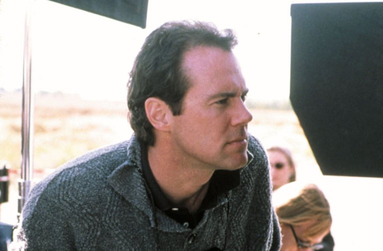 Стивън Сомърс режисира първите два филма с Брендан Фрейзър, но не и третия. Няма общо и с рестарта с Том Круз.