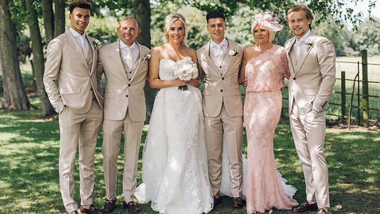 Родителите му са английска алкохоличка и нигерийски милионер, а животът на Деле Али е драма. От тежките!