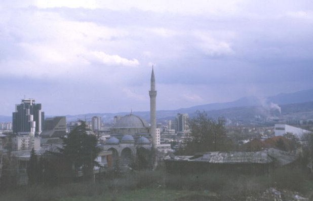 Преди туристите идваха в Скопие основно за да се пошляят около красивия район на Стария Пазар, по неговите алеи, джамии и старата крепост. На снимката: Скопие през 1993-та година