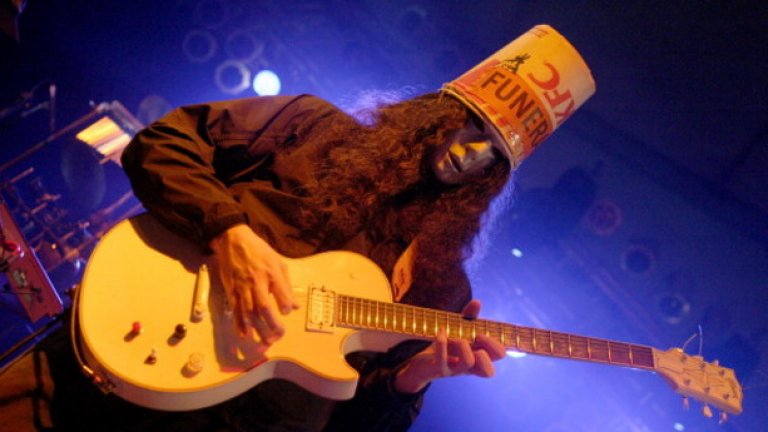 Buckethead от Guns N Roses
Ако ще носиш кофа от KFC на главата си, Браян Каръл не е най-подходящото име, съгласете се.
