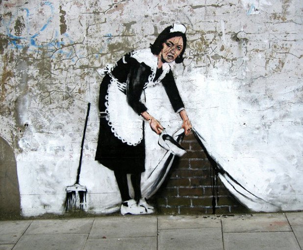  Banksy 

Banksy е от творците, които нямат нужда от много представяне. Неговите графити са изцяло на социална тематика, обикновено засягащи наболели теми на обществото. 

Още по-любопитен е, защото отказва да разкрие истинската си самоличност, около която има доста спекулации. Някои дори твърдят, че Banksy е жена или дори английски политик, рисуващ инкогнито.