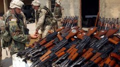 Няма яснота как оръжия, произведени в България са се озовали в ръцете на джихадистите. Води се кореспонденция между нашите и френските спецслужби. Толкова.

На снимката: Военни от САЩ събират отнети в Ирак автомати Ak-47/ Снимка: US Army/Wikipedia