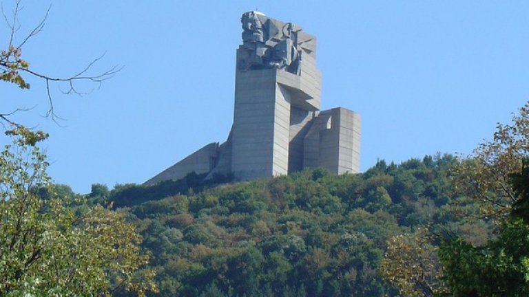 Мемориалният комплекс „Създатели на българската държава“ тежи над 1000 тона – камък, гранит, мозайки, и представя най-известните личности и символи в историята на България, включително и Орфей, който тогава е на почит в новооткритата научна дисциплина „Тракология“