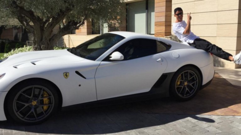 Ferrari 599 GTO
През 2015-а Кристиано се похвали с бяло Ferrari за 450 000 долара.