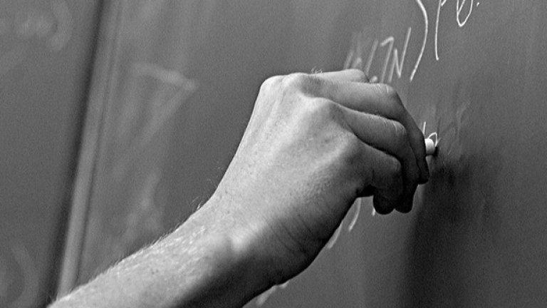 Министърът на финансите Симеон Дянков на три пъти се зарича за увеличението на учителските заплати - и накрая върна наредбата за 8-те процента ръст
