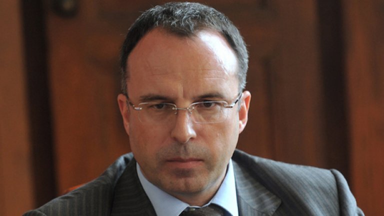 Румен Порожанов беше директор на Фонд "Земеделие" при предишното правителство на ГЕРБ, но след идването на Пламен Орешарски през август 2013 г. беше отстранен. От ноември 2014 г. отново се върна на поста си.