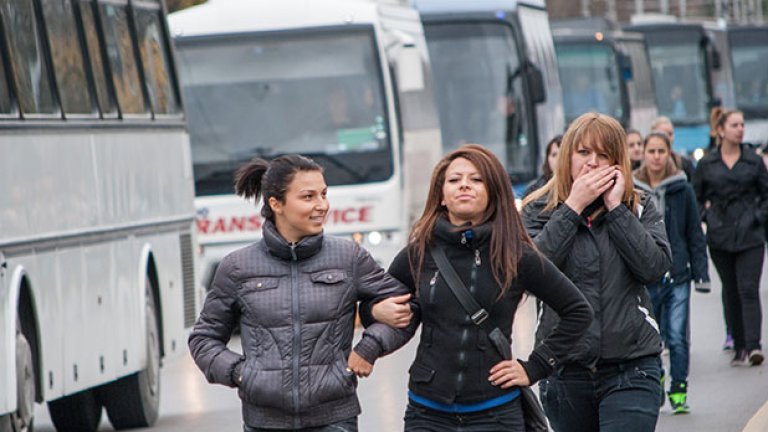 Сред тях имаше и по-млади хора; даже и такива, за които не е твърде сигурно, че имат нужните години, за да гласуват.