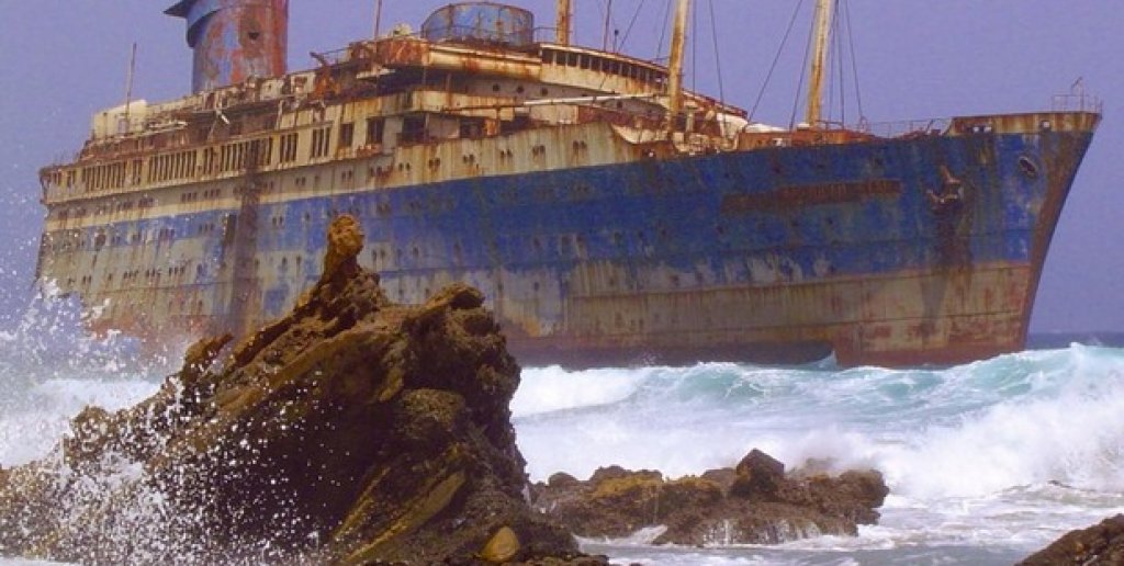 Стар кораб, заседнал край Фуертевентура, Канарски острови
Снимка: Wollex (Wikipedia Creative Commons)