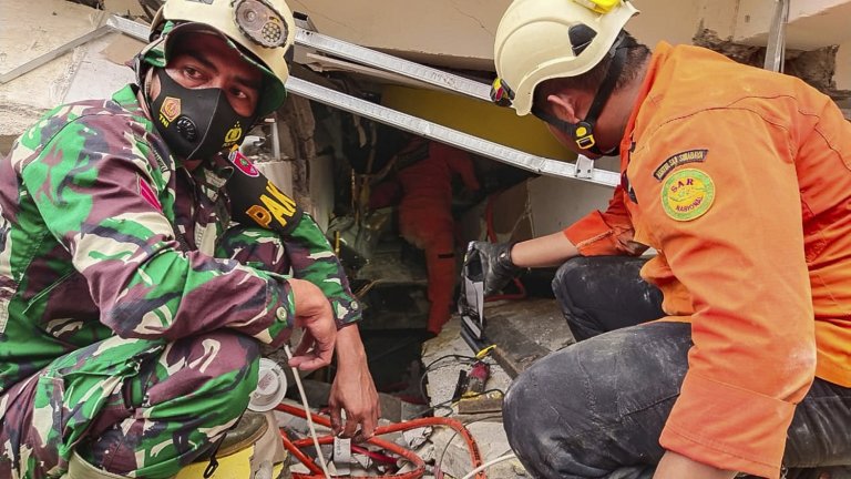 Жертви и ранени след земетресение в Индонезия