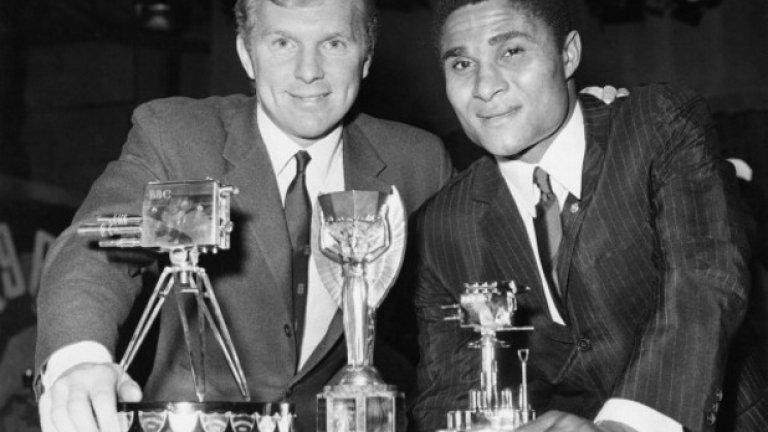 Боби Мур и Еузебио с наградите си на церемонията „Спортист на годината” на BBC през 1966 г.