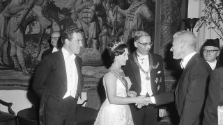 Prinses_Margaret_en_Lord_Snowdon_door_Amsterdams_gemeentebestuur_in_Rijksmuseum__Bestanddeelnr_917-7747