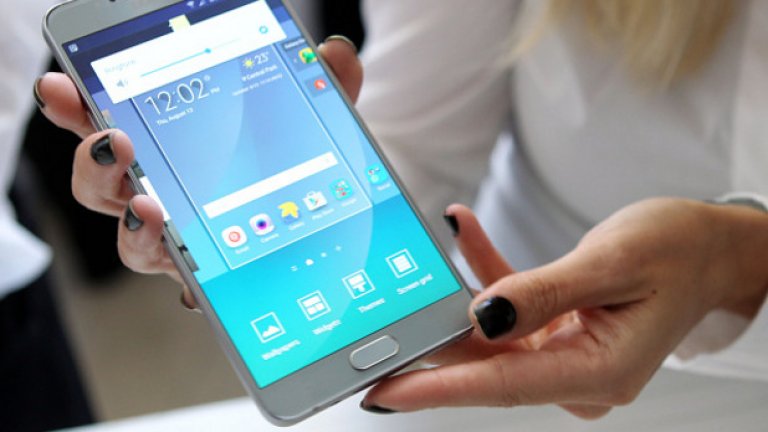 4. Samsung Galaxy Note 5 / Edge +
Ето това е по-добрият флагман от серията Galaxy. Note 5 не се хареса на някои от заклетите фенове на Samsung, най-вече заради липсата на сменяема батерия, водоустойчив корпус и възможност за допълнителна памет. 
Ако това не е от значение за вас - Note 5 определено е най-добрият телефон на Samsung на всички времена. Дизайнът и изработката са на най-високо качество, стилусът е лесен за употреба, а камерата е перфектна като за устройство с Android. 
Ако не беше тромавият софтуер на Samsung, Note 5 щеше да стои на първо място в списъка на най-добрите телефони на годината.