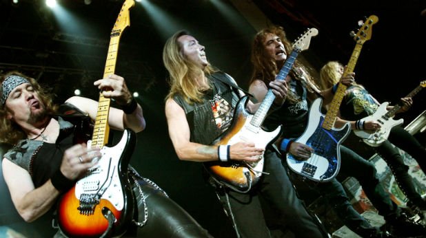 Iron Maiden - Fear of the Dark
За банда, известна с мощните си рифове, е доста трудно да бъде избрано парче, което да е най! И все пак ако човек се замисли, при Iron Maiden май няма по-иконично от тази първоначална мелодия на Fear of the Dark, която цели стадиони хора продължават и до днес да пеят с пълно гърло. Така че - Fear of the Dark е повече от добър избор за подобна компилация.