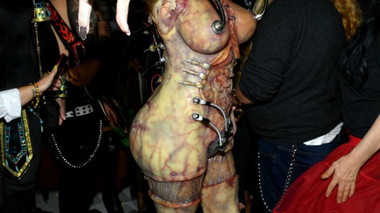 Хайди Клум 
Костюмите на Хайди Клум за Хелоуин са легендарно добри, а манекенката успява всяка година да изненада с все по-сполучлива и все по-шантава маскировка. Тази година тя избра да е нещо средно между извънземно, зомби и дъщерята на Франкенщайн. Резултатът, както можете да видите, е впечатляващ и достоен за главната роля в хорър филм.