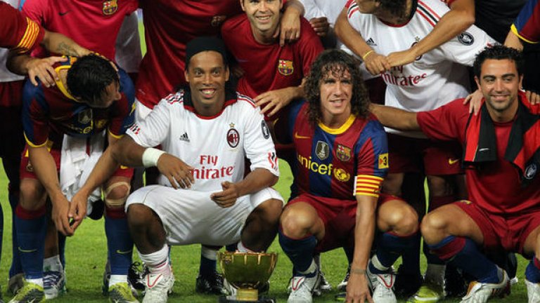 Завръщането на Роналдиньо на "Камп Ноу" с екипа на Милан
Рони стъпи на "Камп Ноу" като играч на Милан в предсезонна контрола през лятото на 2010 г. Овациите продължиха много дълго, а Карлес Пуйол привика бившия си съотборник да се включи в отборната снимка на Барса. 
