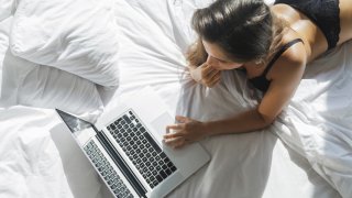 Все повече хора създават съдържание за възрастни в OnlyFans, но това има своите последствия