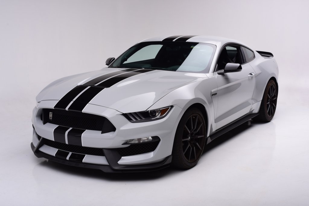 Ford Shelby GT350
След триумфа на Ford над Ferrari на Льо Ман през 1966 г., чудесно екранизиран във филма "Ford V Ferrari" с Мат Деймън и Крисчън Бейл, американците оставиха основния си конкурент, Ferrari, за да се фокусират върху мъсълкарите. Съперничеството между гигантите обаче беше подновено на автосалона в Детройт през 2015 г., когато на бял свят се появи Ford GT и застана начело на суперколите. Ford не пожелаха да поемат по лесния път с V8 или V12 двигател и директно избраха за колата си 3,6-литров Ecoboost V6, произвеждащ 650 к.с.