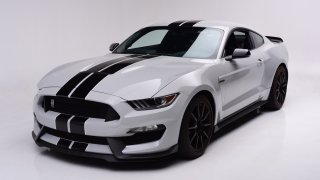 Ford Shelby GT350
След триумфа на Ford над Ferrari на Льо Ман през 1966 г., чудесно екранизиран във филма "Ford V Ferrari" с Мат Деймън и Крисчън Бейл, американците оставиха основния си конкурент, Ferrari, за да се фокусират върху мъсълкарите. Съперничеството между гигантите обаче беше подновено на автосалона в Детройт през 2015 г., когато на бял свят се появи Ford GT и застана начело на суперколите. Ford не пожелаха да поемат по лесния път с V8 или V12 двигател и директно избраха за колата си 3,6-литров Ecoboost V6, произвеждащ 650 к.с.