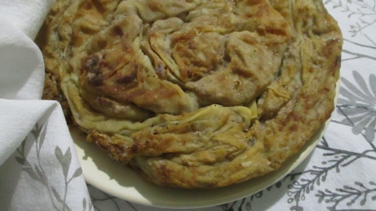 ... Отгоре отново се поръсва обилно с олио и се пече в предварително загрята фурна на 170 градуса до зачервяване.