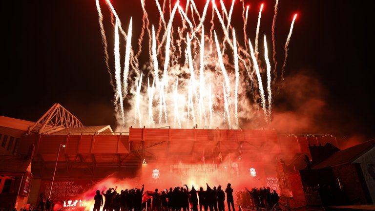 Въпреки забраната, стабилна група фенове на Ливърпул се събра пред "Анфийлд" да отпразнува титлата