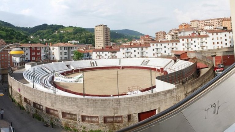 В града всичко е малко, а арената за корида е вероятно най-миниатюрната поне в страната на баските. 