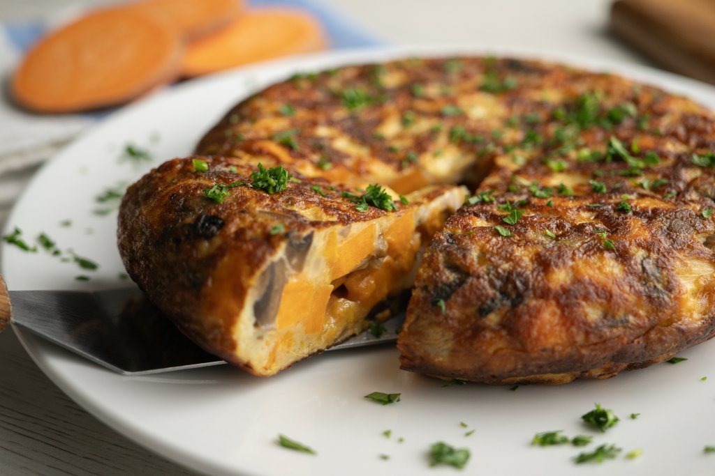 Фритата с тикваВ голяма плоска тава, застлана с хартия за печене, нареждаме парчетата от една изчистена и обелена тиква и 2-3 средни обелени глави лук. Печем на 180 градуса до покафеняване и карамелизиране на зеленчуците. Междувременно в дълбока купа разбиваме 6 големи яйца със сол, пипер, половин чаша прясно мляко и 100 грама сирене по избор.
Изчакваме тиквата и лукът леко да се охладят, режем на груби парчета и добавяме в яйцата. Бъркаме внимателно и печем или в тиган от двете страни до златиста коричка, или на 180 градуса в тавичка, отново до златисто. Поднасяме леко охладено.