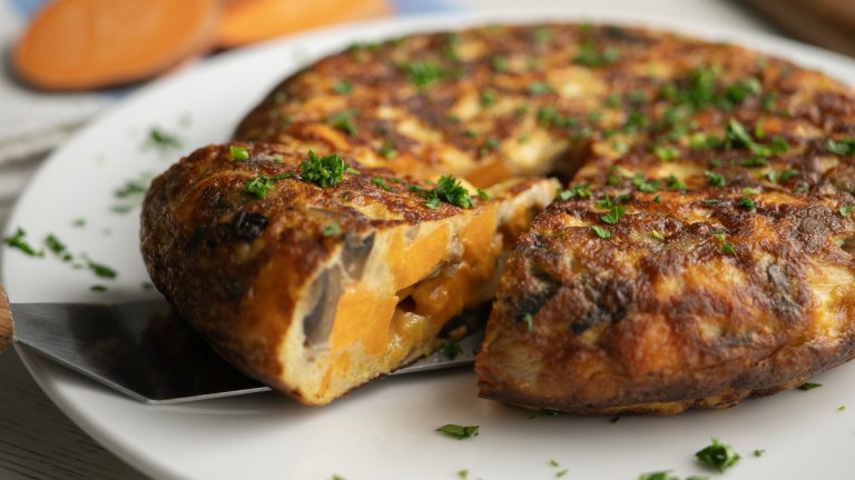 Фритата с тикваВ голяма плоска тава, застлана с хартия за печене, нареждаме парчетата от една изчистена и обелена тиква и 2-3 средни обелени глави лук. Печем на 180 градуса до покафеняване и карамелизиране на зеленчуците. Междувременно в дълбока купа разбиваме 6 големи яйца със сол, пипер, половин чаша прясно мляко и 100 грама сирене по избор.

Изчакваме тиквата и лукът леко да се охладят, режем на груби парчета и добавяме в яйцата. Бъркаме внимателно и печем или в тиган от двете страни до златиста коричка, или на 180 градуса в тавичка, отново до златисто. Поднасяме леко охладено.