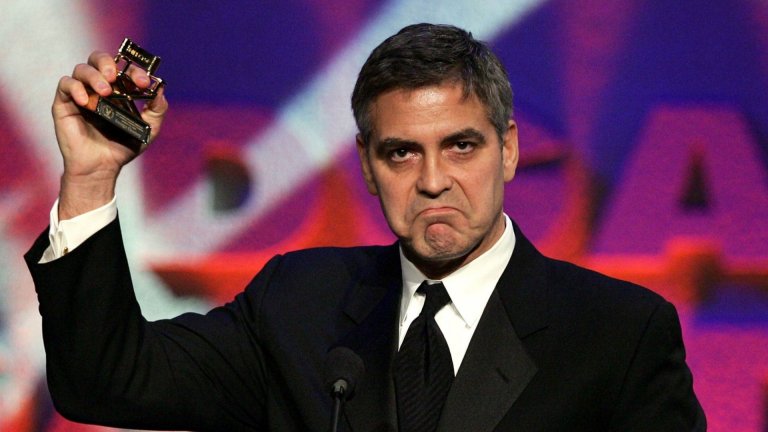Работил е като застраховател

Преди да пробие в Холивуд, Клуни е работил далеч не толкова творчески професии. Продавал е застраховки от врата на врата, рязал е тютюн, дори е работил в магазин за дамски обувки. Но именно краткият му престой в сферата на застраховането му оставя най-силен спомен за провалите от онзи период.

"Не се получи добре. На първия ден продадох една [полица] и човекът умря", разказва Клуни години по-късно пред телевизионния водещ Дейвид Летърман.