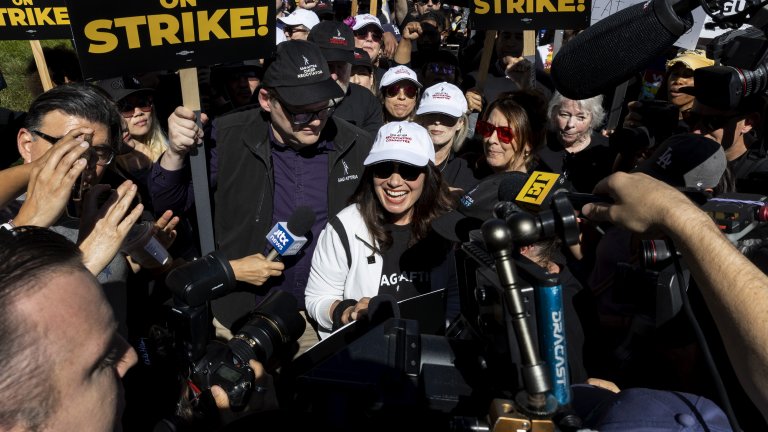 Президентът на синдиката на актьорите в Холивуд Фран Дрешър на протест пред централата на Netflix в Лос Анджелис по време на стачката на холивудските актьори.
Дата: 14 юли 2023 г.