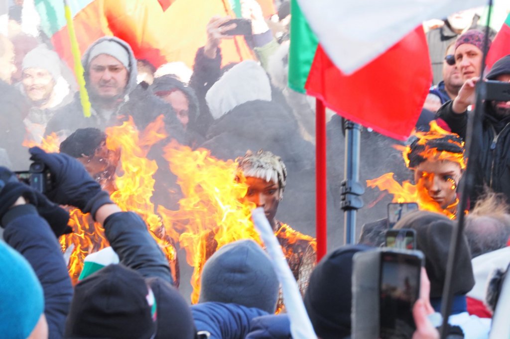 Палежи, арести и ранени полицаи на протест на "Възраждане" срещу еврото (снимки и видео)