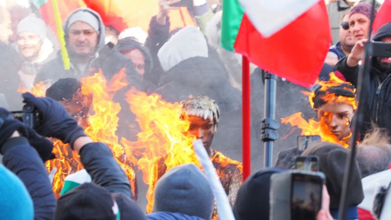 Палежи, арести и ранени полицаи на протест на "Възраждане" срещу еврото (снимки и видео)