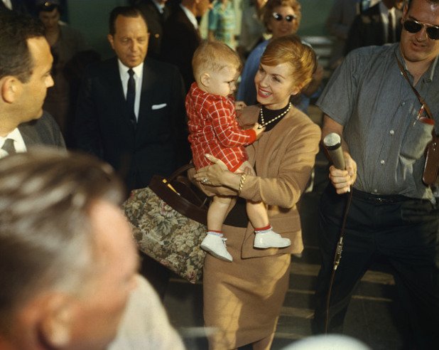 Деби Рейнолдс носи на ръце сина си Тод