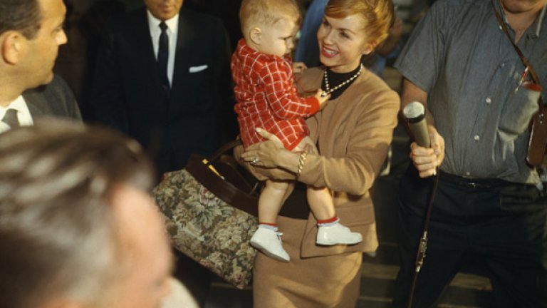 Деби Рейнолдс носи на ръце сина си Тод