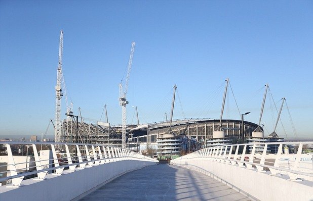 Мост свързва комплекса със стадион "Етихад", като архитектурата напомня пистата за Формула 1 в Абу Даби.